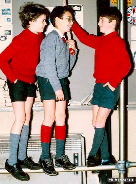 Три мальчика в коротеньких шортиках